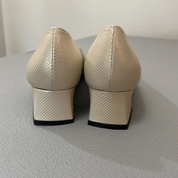 Vintage Stuart Weitzman Cream Block Heels. Size 8.5AA. - Picture 3 of 16